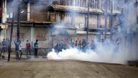 stone pelting, Kashmir stone pelting, stone pelting against police, Kashmir police, Indian Army, Burhan Wani, Hizbul Burhan Wani, Kashmir valley, indian express news