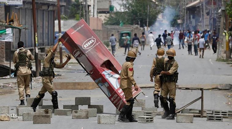 kashmir protest, army in kashmir, jammu and kashmir, kashmir crisis, army veterans in kashmir, army chief visits kashmir, burhan wani death, hizbul militant kashmir, militant killed in kashmir, press gagged in kashmir, gun pellets kashmir, kashmir news, india news