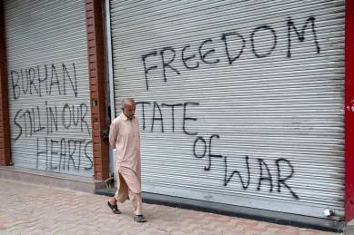 burhan wani,mehbooba mufti, jammu rumours, burhan wani killing, kashmir protest, kashmir violence, protest in kashmir, hizbul mujahideen, burhan muzaffar wani, kashmir support burhan wani, kashmir protest injured, kashmir killing, indian express news, india news, kashmir news