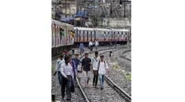 Mumbai railways, Indian railways, Kurla stations, Train delay, Mumbai trains delay, mumbai rainfall, mumbai rains, mumbai news,india news