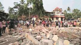 kollam temple fire, puttingal devi temple, oommen chandy, kerala government, temple fire victims, centre aid for kerala, aid for temple fire victims