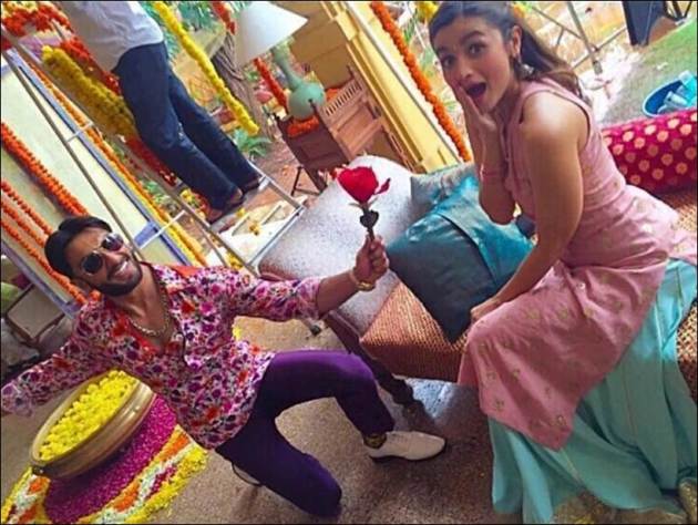 Ranveer Singh gives a ‘phool’ to ‘ladki beauty-phool’ Alia Bhatt, see