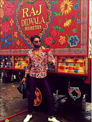 Ranveer Singh gives a ‘phool’ to ‘ladki beauty-phool’ Alia Bhatt, see