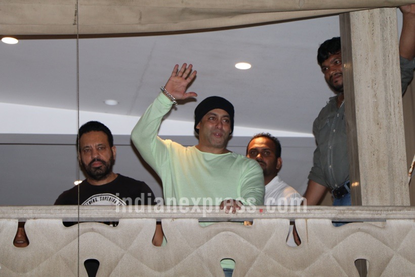 Salman Khan, Sultan, Eid Mubarak, Salman Khan Eid, Salman, Eid, Salman Eid, Salman khan Eid Mubarak, SAlman wishes Eid, Salman Khan Galaxy Apartments, Salim Khan, Arbaaz Khan, Arpita Khan, Aayush Sharma, Salman Khan Sultan, Salman Sultan, Sultan Salman, Entertainment