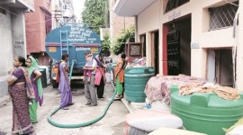 delhi water crisis, water problem in delhi, neb sarai police station, water fights, south delhi water crisis, water problem in south delhi, sangam vihar water problem, irregular water supply, delhi jal board, sangam vihar mla, indian express news, delhi, delhi news, indian express hardlook