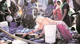 delhi water crisis, water problem in delhi, neb sarai police station, water fights, south delhi water crisis, water problem in south delhi, sangam vihar water problem, irregular water supply, delhi jal board, sangam vihar mla, indian express news, delhi, delhi news, indian express hardlook