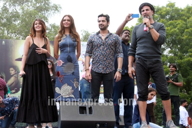 Mohenjo Daro, Rustom, Akshay Kumar, Hrithik Roshan, Mohenjo Daro vs rustom, Mohenjo Daro rustom clash, Hrithik Roshan vs Akshay KUmar, Hrithik Roshan Mohenjo Daro, Akshay Kumar Rustom, Pooja Hegde, Ileana DCruz, Deepika Padukone, Esha Gupta, Arjan Bajwa, Entertainment