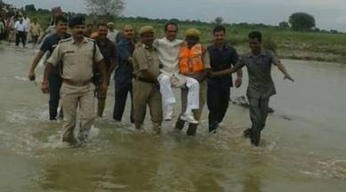 shivraj singh chouhan, mp, mp floods, madhya pradesh, shivraj singh carried my men, shivraj in water, shivraj chouhan in water, shivraj carried by police, shivraj in panna, shivraj singh chouhan scared, indian express editiorial, editorial, mp news, shivraj flood, shivraj image, india news