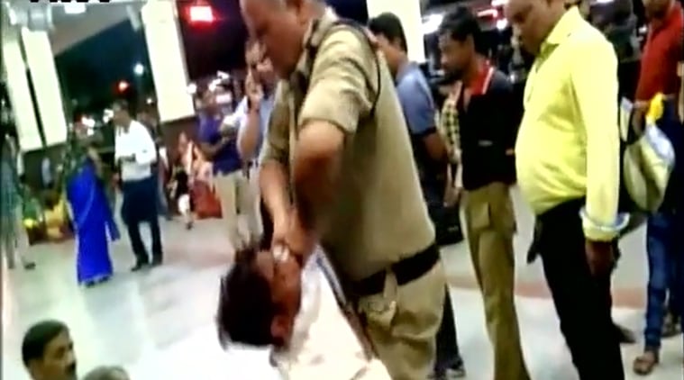 madhya pradesh, gwalior, GRP constable, thief thrashed, policeman thrashes thief, thief thrashed unconscious, gwalior railway station, policeman thrashing thief