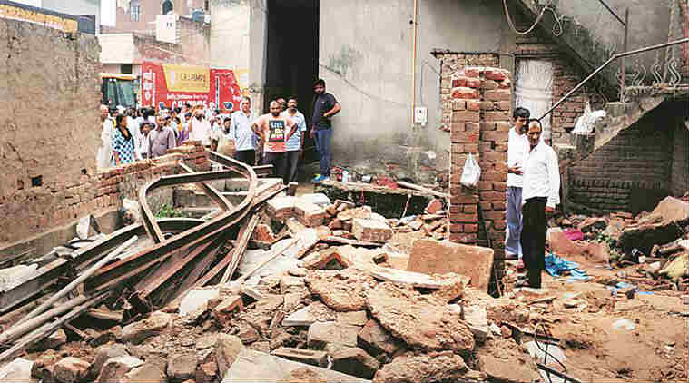 delhi, delhi roof collapse, uttam nagar building roof collapse, west delhi building roof collapse, delhi news