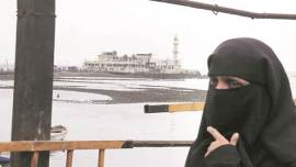 haji ali, haji ali dargah, women in haji ali, muslim women in haji ali, bombay high court, bombay hc, women enter haji ali, women pray at haji ali, indian islam, muslim women rights, ulema, muslim women haji ali, bmma, bhartiya muslim mahila andolan, quran, quran muslim women, indian express opinion