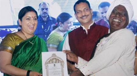 Varanasi: Textiles Minister Smriti Zubin Irani presenting Sant Kabir Award to a weaver during 2nd National Handloom Day function in Varanasi on Sunday. PTI Photo  (PTI8_7_2016_000128B)