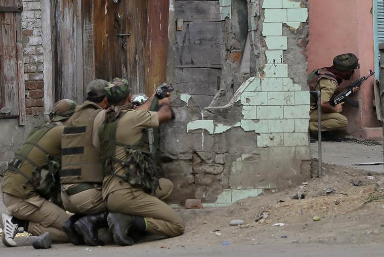 Indian policemen take position near the site of a gunbattle in Srinagar, Indian controlled Kashmir, Monday, Aug. 15, 2016. Officials said that a few paramilitary soldiers have been wounded after suspected rebels fired at them as India celebrated its Independence Day. (AP Photo/Mukhtar Khan)