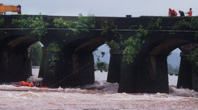 Bridge at Savitri river in Mahad, bridge collapse over Savitri river, Bridge collapse in Maharashtra, New bridge over Savitri river, latest news, India news