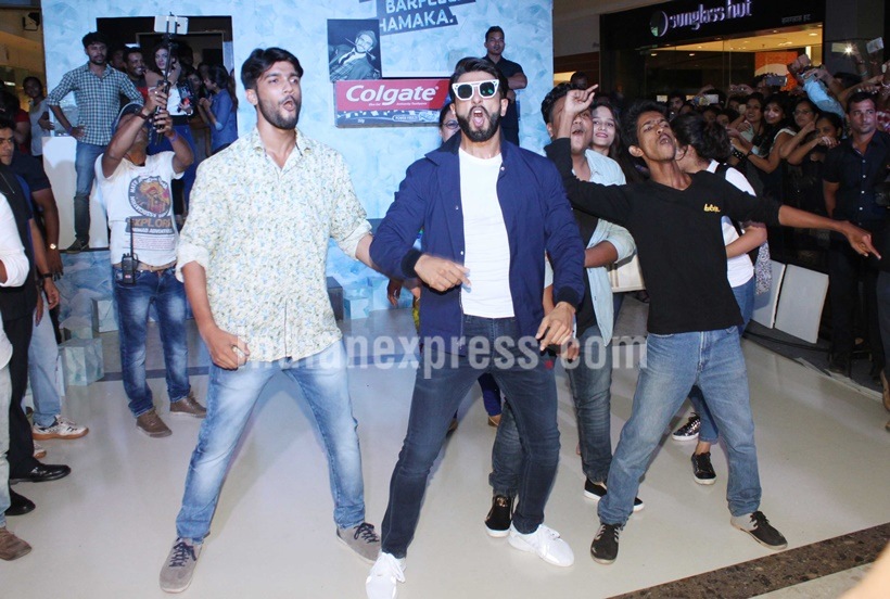 Ranveer Singh, Ranveer Singh fans, Ranveer Singh selfie, Ranveer Singh fan frenzy, Ranveer Singh wild, Ranveer Singh dance, Ranveer Singh crowd, Ranveer Singh entertains crowd, Ranveer Singh oberoi mall, Ranveer Singh mumbai, Ranveer Singh photos, Ranveer Singh crazy, Entertainment, Bollywood news,