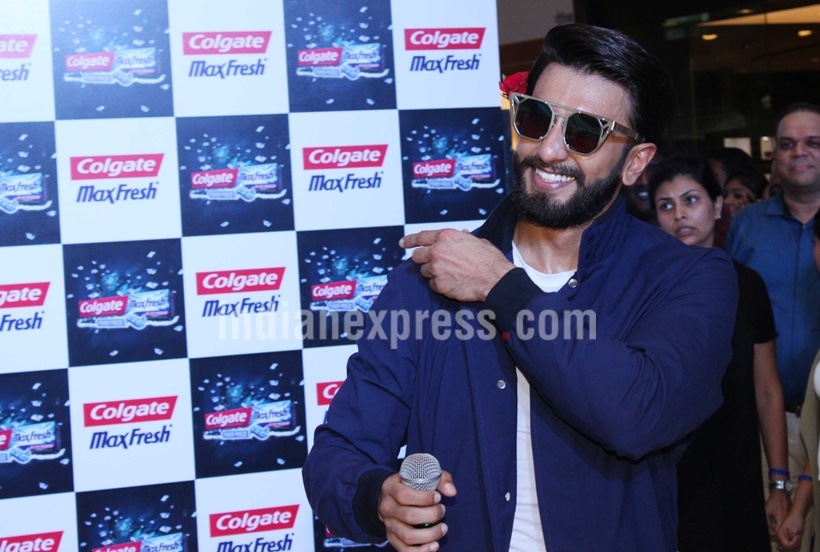 Ranveer Singh, Ranveer Singh fans, Ranveer Singh selfie, Ranveer Singh fan frenzy, Ranveer Singh wild, Ranveer Singh dance, Ranveer Singh crowd, Ranveer Singh entertains crowd, Ranveer Singh oberoi mall, Ranveer Singh mumbai, Ranveer Singh photos, Ranveer Singh crazy, Entertainment, Bollywood news,