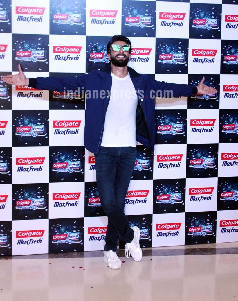 Ranveer Singh, Ranveer Singh fans, Ranveer Singh selfie, Ranveer Singh fan frenzy, Ranveer Singh wild, Ranveer Singh dance, Ranveer Singh crowd, Ranveer Singh entertains crowd, Ranveer Singh oberoi mall, Ranveer Singh mumbai, Ranveer Singh photos, Ranveer Singh crazy, Entertainment, Bollywood news,