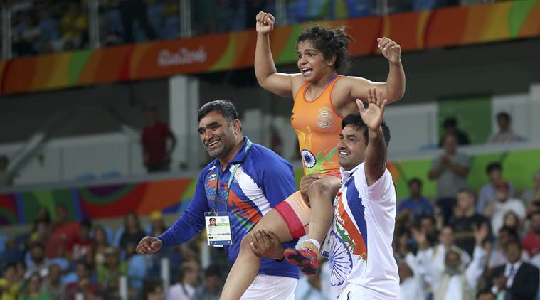 क्या साड़ी पहनकर ओलिंपिक में भाग लें? (Sakshi Malik Photo: Indian Express)