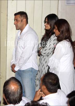 Salman Khan inconsolable at Rajjat Barjatya’s funeral, cries hugging