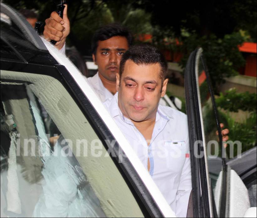 Salman Khan inconsolable at Rajjat Barjatya’s funeral, cries hugging