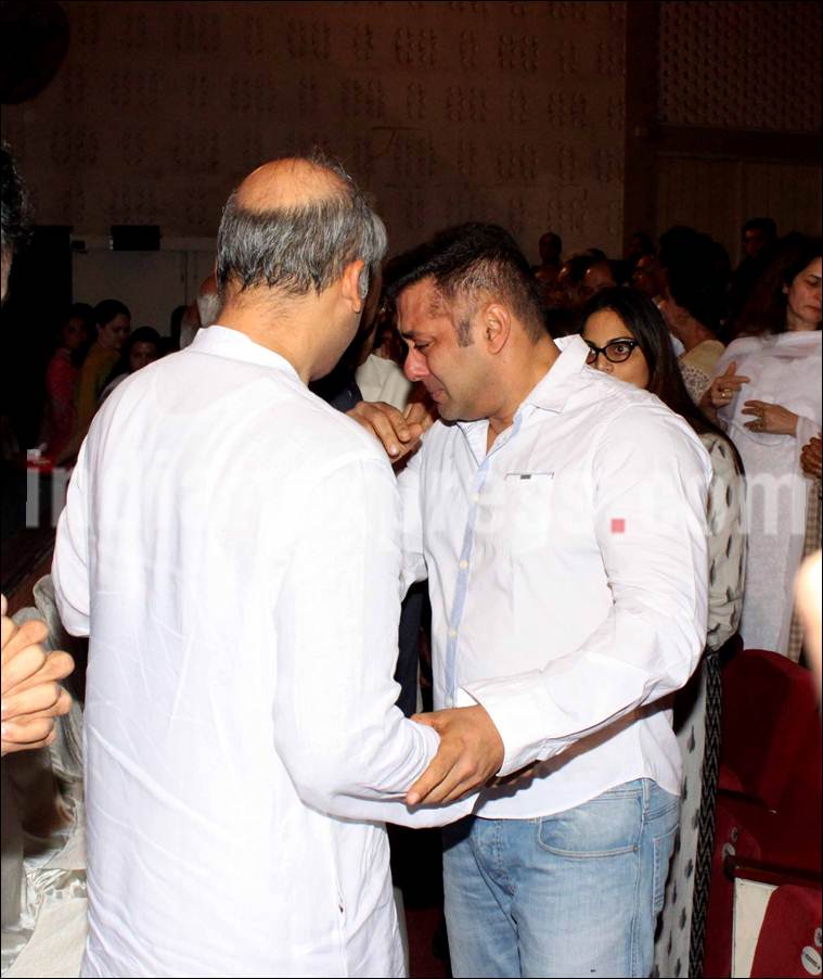 Salman Khan seen in tears at prayer meet of ‘brother’ Rajjat Barjatya