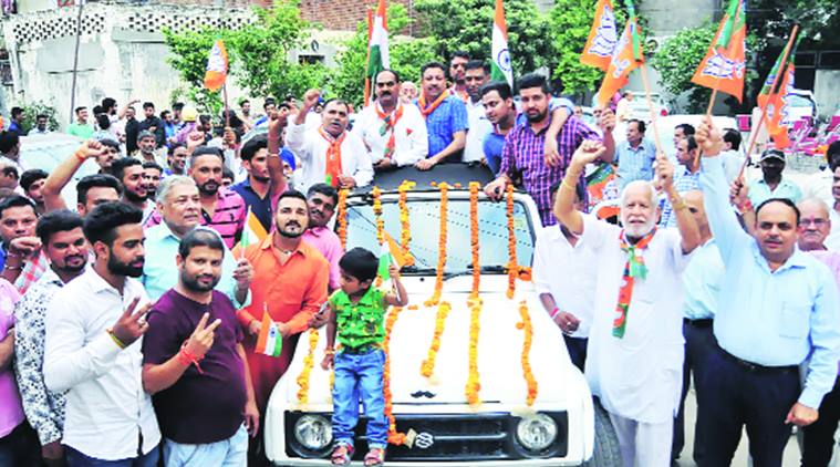 BJP youth srinagar, bjp youth hoist national flag in srinagar, 200 bjp youth hoist national flag, bjp youth independence day in srinagar, bjp youth tiranga yatra srinagar, bjp lal chowk hoist national flag, latest news, indian express news