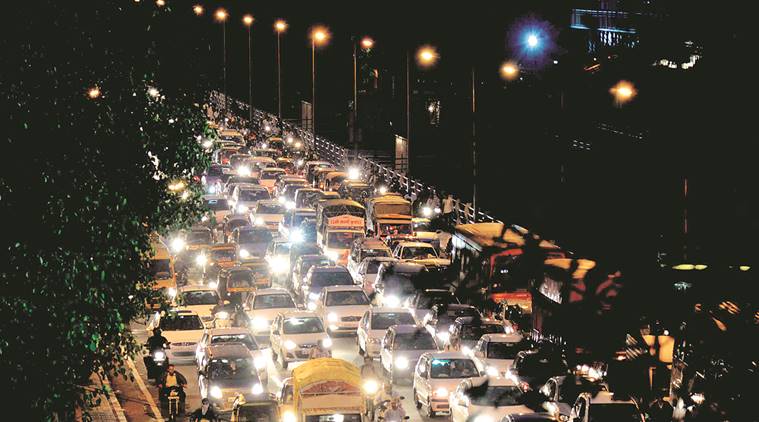 Havy traffic jam at New Bandgarden Bridge on Thursday evening. Photo By Tanmay Thombre,04.08.16,Pune.