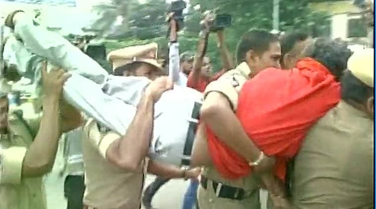 Andhra, Andhra protests, Andhra band, Andhra shutdown, Andhra news, Congress Andhra, Narendra Modi, Congress, Chandrababu Naidu, Andhra CM, Andhra news, India news