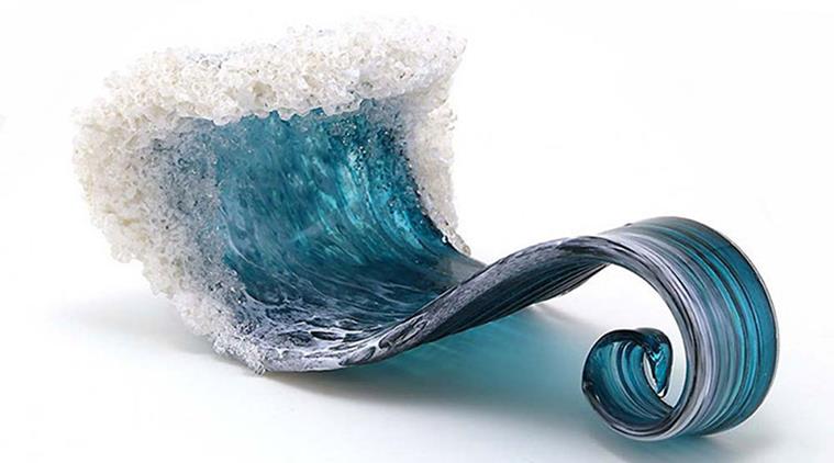 One of the pieces from the series of glass sculptures representing the beauty of the ocean. (Source: glass-art.com)