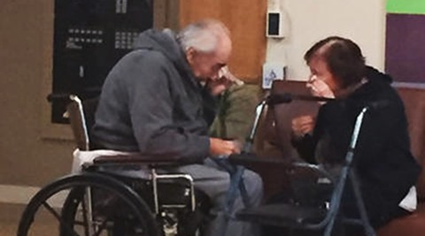 aged couple reunite in canada, couple reunite photo goes viral, canadian old couple reunite viral photo facebook, trending globally, indian express, indian express news