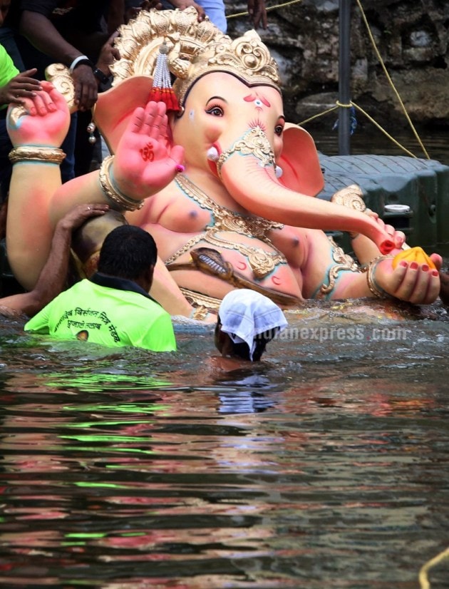 ganesh, ganesh chaturthi, ganesha, ganesh chatuthi visarjan, ganesh visarjan, ganesha visarjan time, ganesh chaurthi immersion, ganesh idol visarjan ritual, ganesh chaturthi photos, mumbai news, india news, latest news