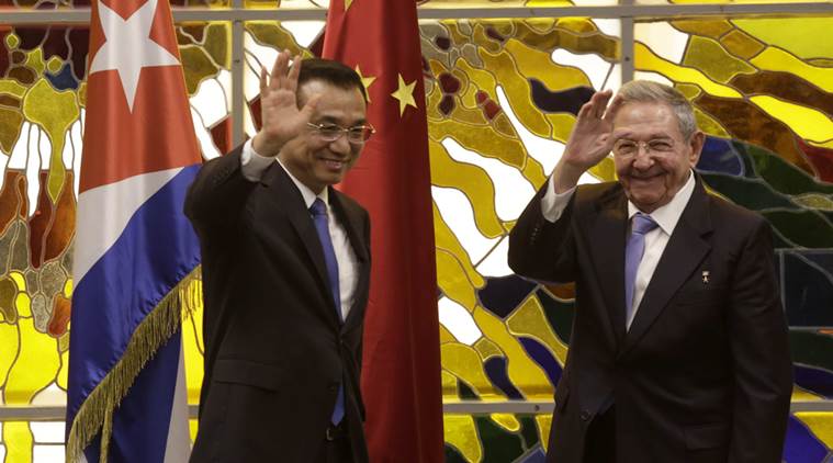 Chinese Premier Li Keqiang, left, and Cuba's President Raul Castro, wave to the press during a meeting at Revolution Palace in Havana, Cuba, Saturday, Sept 24, 2016. Li Keqiang is on a two-day official visit to Cuba.(Enrique de la Osa/Pool Photo via AP)
