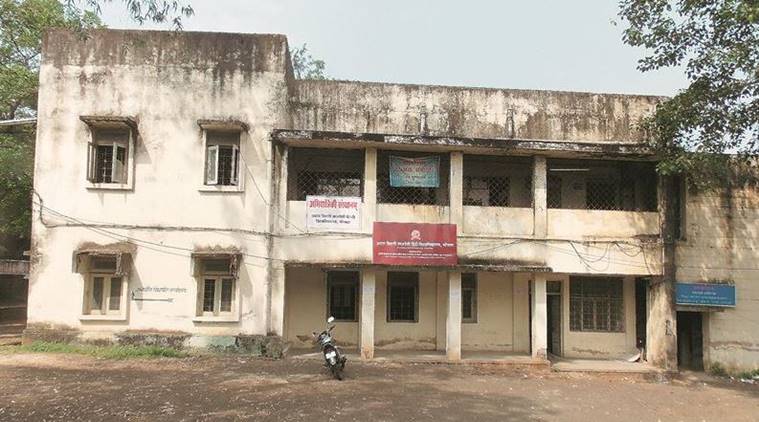 At 10.20 am, the university currently operates from the old Vidhan Sabha building. The teacher is yet to arrive