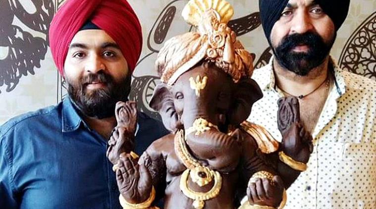 Harjinder Singh (L) and Satinder with the 40 kg Belgian chocolate Ganesha. (Source: Facebook/Harjinder Singh Kukreja)