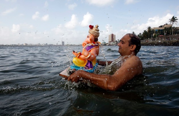 ganesh, ganesh chaturthi, ganesha, ganesh chatuthi visarjan, ganesh visarjan, ganesha visarjan time, ganesh chaurthi immersion, ganesh idol visarjan ritual, ganesh chaturthi photos, mumbai news, india news, latest news