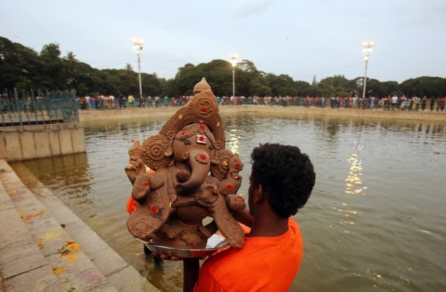 ganesh, ganesh chaturthi, ganesha, ganesh chatuthi visarjan, ganesh visarjan, ganesha visarjan time, ganesh chaurthi immersion, ganesh idol visarjan ritual, ganesh chaturthi photos, mumbai news, india news, latest news
