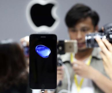 Apple, Apple EarPods, Apple iPhone 7 headphones issue, Apple iPhone 7 headphone jack problem, Apple iPhone 7 EarPods control, iPhone 7 EarPods problem, iPhone 7 EarPods lightning