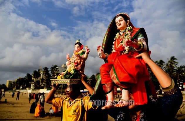 ganesh, ganesh chaturthi, ganesha, ganesh chatuthi visarjan, ganesh visarjan, ganesha visarjan time, ganesh chaurthi immersion, ganesh idol visarjan ritual, ganesh chaturthi photos, mumbai news, india news, latest news