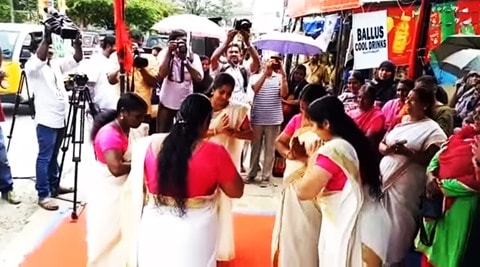 women dance to protest potholes in Kerala, potholes in kerala, kerala, onam, women protest kerala potholes, women protest potholes in kerala, women protest dance potholes in kerala, kerala women dance to protest potholes, indian express, indian express news