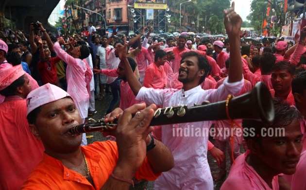 ganesh, ganesh chaturthi, ganesha, ganesh chatuthi visarjan, ganesh visarjan, ganesha visarjan time, ganesh chaurthi immersion, ganesh idol visarjan ritual, ganesh chaturthi photos, mumbai news, india news, latest news