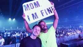 #momimfine, Mom I'm fine, mom i'm fine pictures, mom i'm fine instagram, momimfine, this guy's message to mom from different places of the world, unique ways to tell mom you are fine