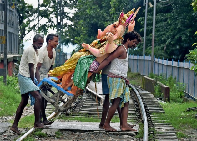 ganesh, ganesh chaturthi, ganesha, ganesh chatuthi visarjan, ganesh visarjan, ganesha visarjan time, ganesh chaurthi immersion, ganesh idol visarjan ritual, ganesh chaturthi photos, mumbai news, india news, latest news