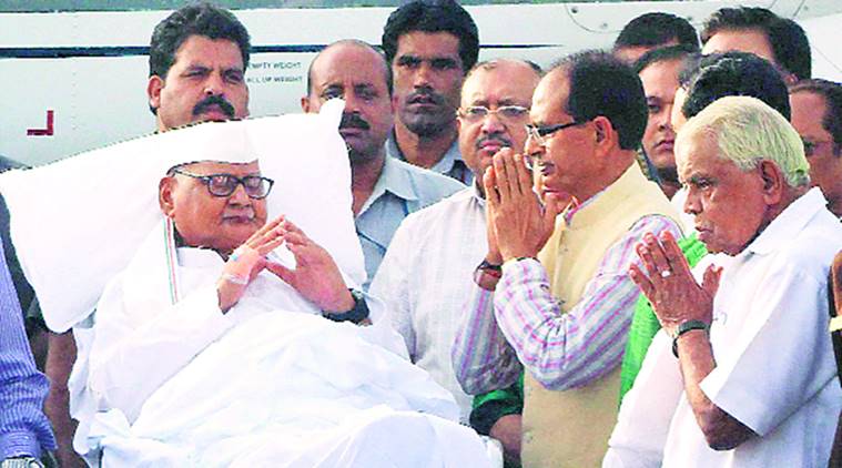 vyapam scam, man set self fire, man fire, ramnaresh yadav, ramnaresh yadav vyapam scam, man demand governor arrest, madhya pradesh governor, ramnaresh yadav leaving, mp governor last day, manoj tripathi fire, rti activist burn self, manoj tripathi, indian express news, india news