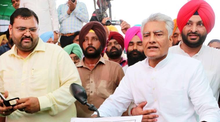 Ludhiana: Congress senior leader Sunil Jakhar along with other party MPs and MLAs at a protest rally against Akali government in Ludhiana on Friday. PTI Photo(PTI9_16_2016_0293B)