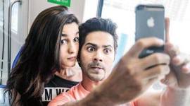 Varun Dhawan, Varun Dhawan selfies, Varun Dhawan fans, Varun Dhawan fan selfie, Varun Dhawan pics, Varun Dhawan photos, Varun Dhawan images, Varun Dhawan photographs, Entertainment, Indian express, indian express news