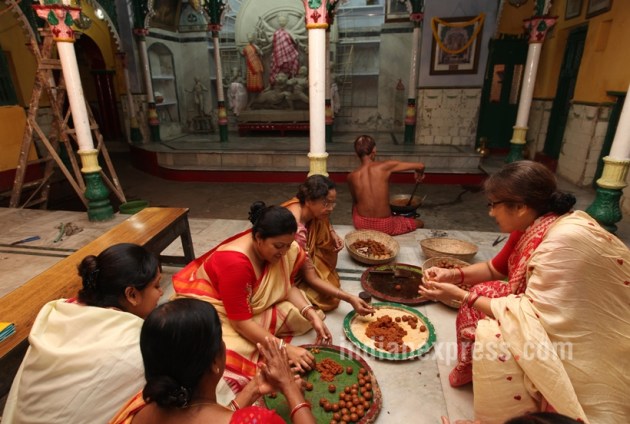 durga puja, durga puja 2016, durga puja celebrations, durga puja kolkata, durga puja rajbari kolkata, durga puja jorasanko, indian express, indian express news