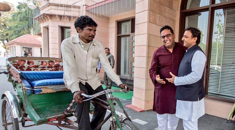 That's Akhilesh Yadav greeting Paytm CEO at his door standing next to a rikshaw