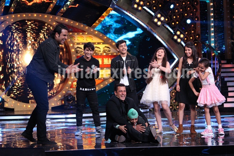 bigg boss 10, bigg boss, bigg boss comedy nights bachao taaza, bigg boss comedy nights bachao taaza jhalak dikhhla jaa, bigg boss bachao jhalak, big boss jhalak bachao, salman khan mona singh, jhalak, salman khan mona krushna, salman mona krushna bigg boss, big boss premiere, bigg boss 10 launch date, bigg boss performances, bigg boss jhalak kids, bigg boss bachao jhalak colors, bigg boss 10 news, bigg boss 10 pictures, television news, entertainment updates, indian express, indian express news