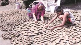 mumbai, mumbai village, mumbai potters, kalyan potters, diwali diyas, diwali potters, chinese diyas, hand made diyas, baked diyas, indian express news, mumbai, mumbai news