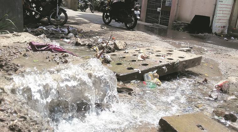 drinking water, drainage water, Nashik phata chowk, drinking water problem, Pune, Pune news, Indian express news
